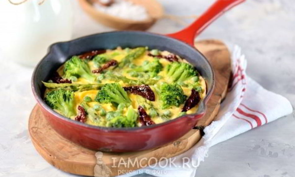 Рецепт фриттата с брокколи, спаржей и вялеными томатами