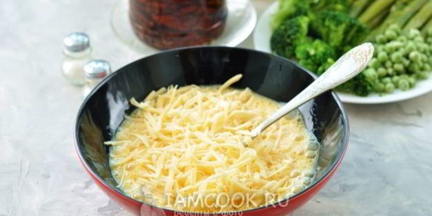 фриттата с брокколи, спаржей и вялеными томатами