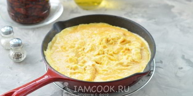 фриттата с брокколи, спаржей и вялеными томатами