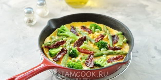 фриттата с брокколи, спаржей и вялеными томатами