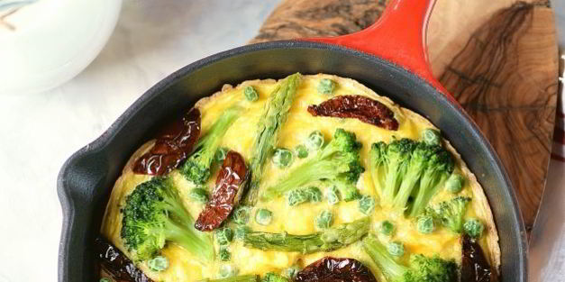 фриттата с брокколи, спаржей и вялеными томатами