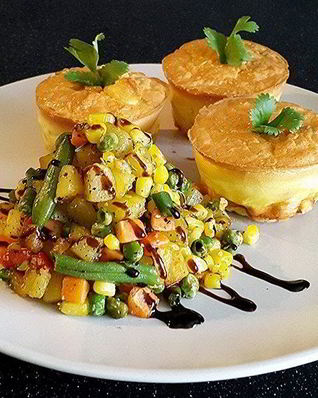 Фриттата с филе индейки и гарнир из обжаренных овощей