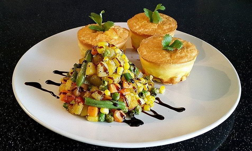 Рецепт фриттата с филе индейки и гарнир из обжаренных овощей