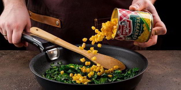 фриттата с кукурузой и шпинатом