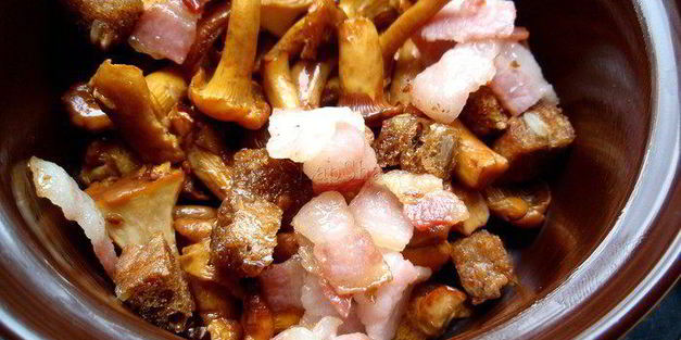 фриттата с лисичками и беконом