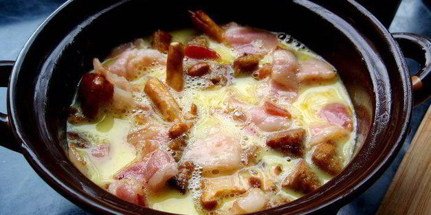 фриттата с лисичками и беконом