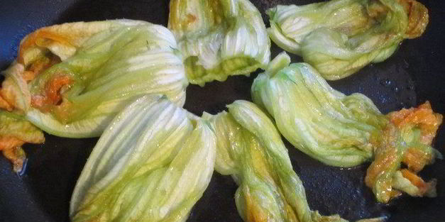 фриттата с цветками цукини