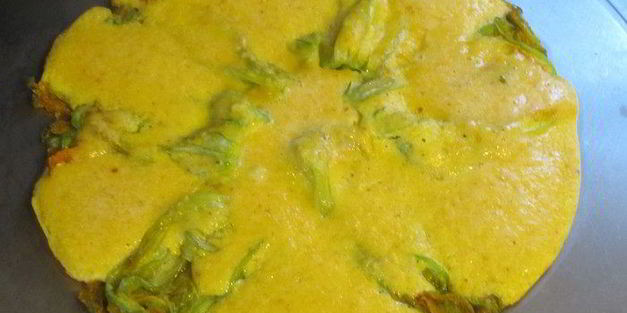 фриттата с цветками цукини