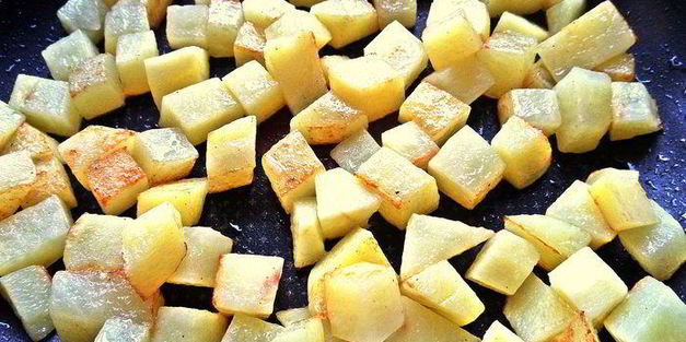 испанский картофельный омлет с рыбкой