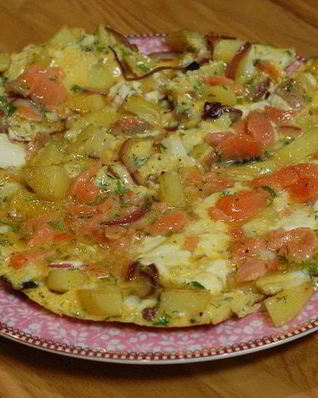 Испанский омлет с копченым лососем