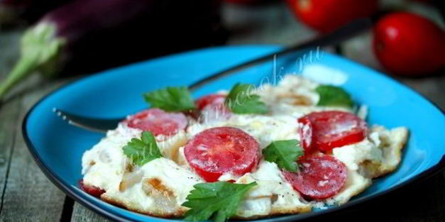 омлет из перепелиных яиц с баклажанами и помидорами