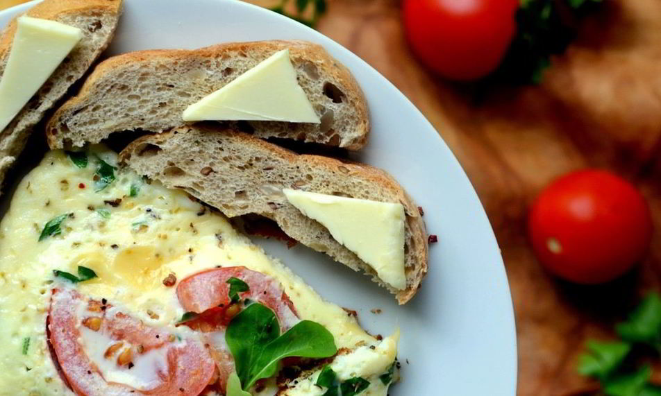 Рецепт омлет на сметане с томатами и сыром