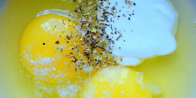 омлет на сметане с томатами и сыром