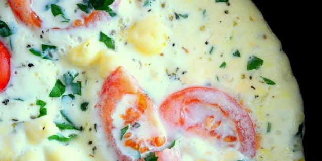 омлет на сметане с томатами и сыром