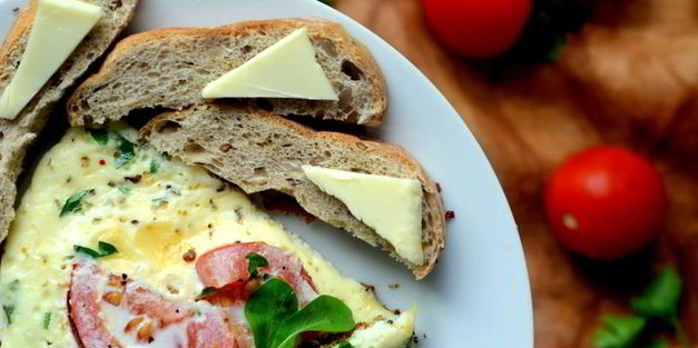 омлет на сметане с томатами и сыром