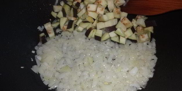 омлет с баклажаном и помидорами