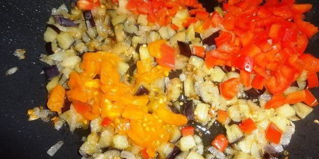 омлет с баклажаном и помидорами