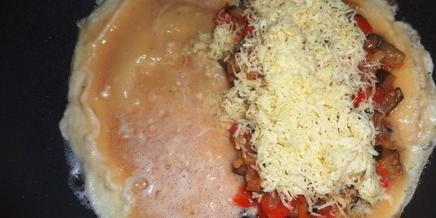 омлет с баклажаном и помидорами