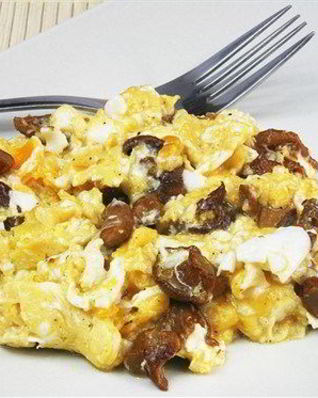 Омлет с белыми грибами, сыром грюйер и эстрагоном