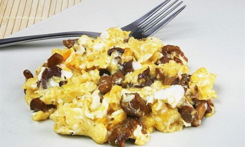 Рецепт омлет с белыми грибами, сыром грюйер и эстрагоном