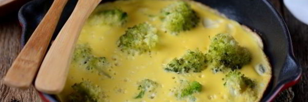 Омлет с брокколи на сковороде
