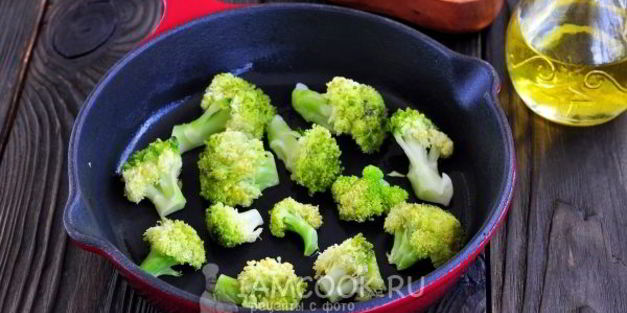 омлет с брокколи на сковороде