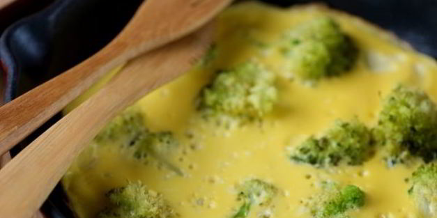 омлет с брокколи на сковороде