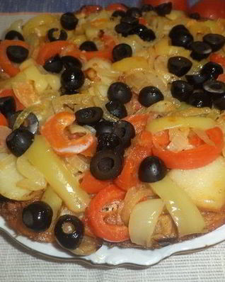 Омлет с фаршем, картофелем, болгарским перцем и маслинами