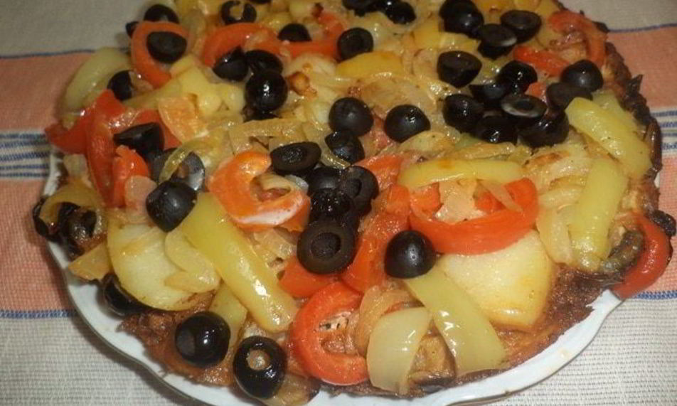 Рецепт омлет с фаршем, картофелем, болгарским перцем и маслинами