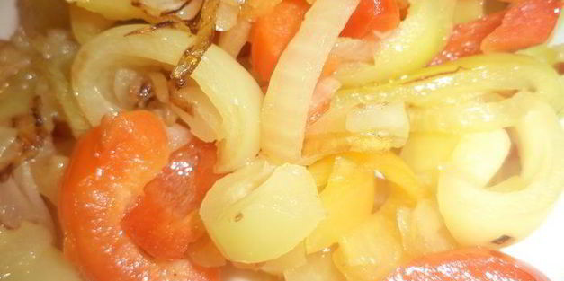 омлет с фаршем, картофелем, болгарским перцем и маслинами