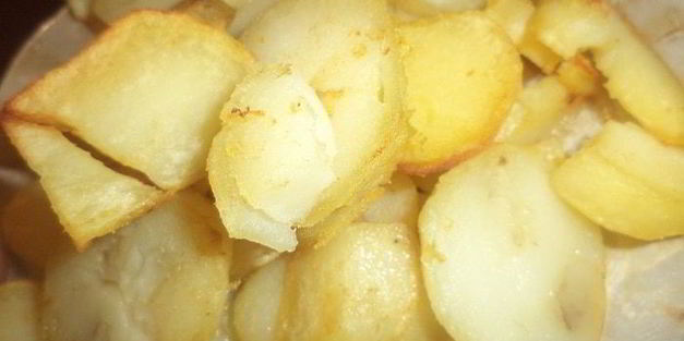 омлет с фаршем, картофелем, болгарским перцем и маслинами