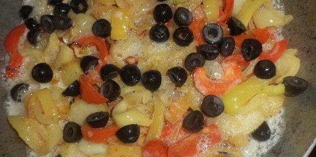 омлет с фаршем, картофелем, болгарским перцем и маслинами