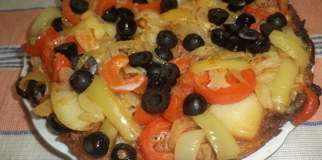 омлет с фаршем, картофелем, болгарским перцем и маслинами