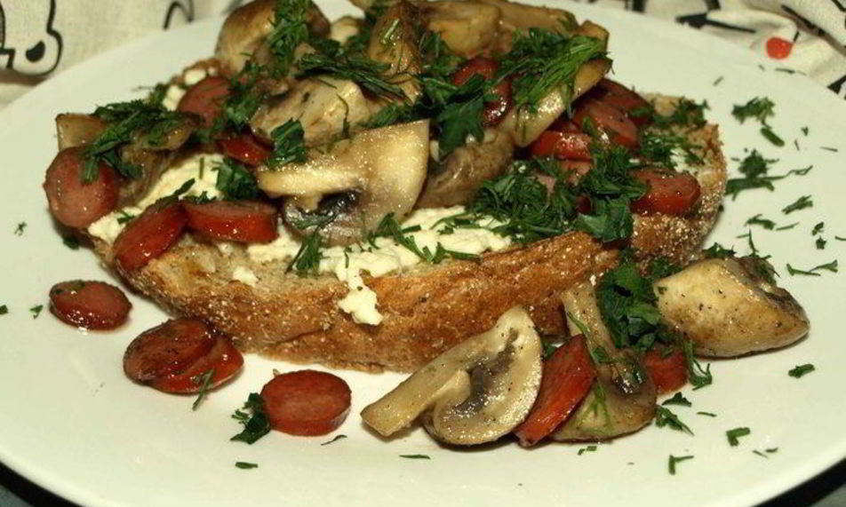 Рецепт омлета с грибами и охотничьимей колбасками