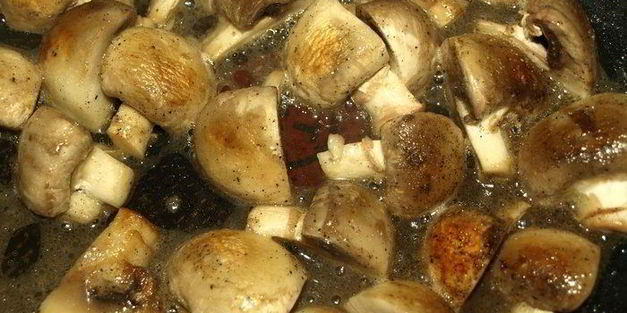 омлет с грибами и охотничьими колбасками