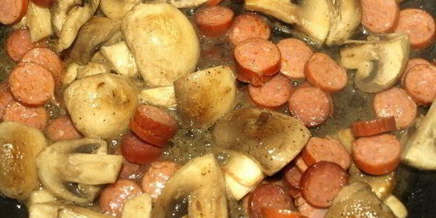 омлет с грибами и охотничьими колбасками