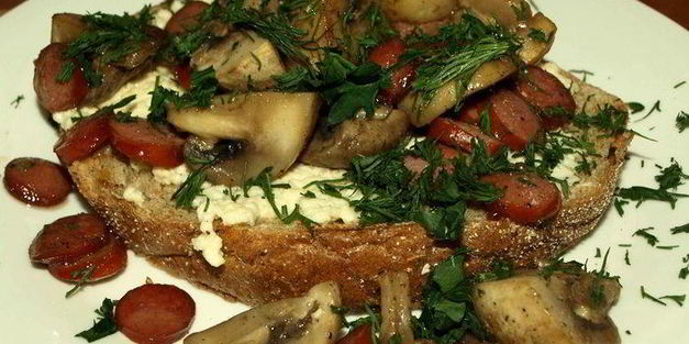 омлет с грибами и охотничьими колбасками