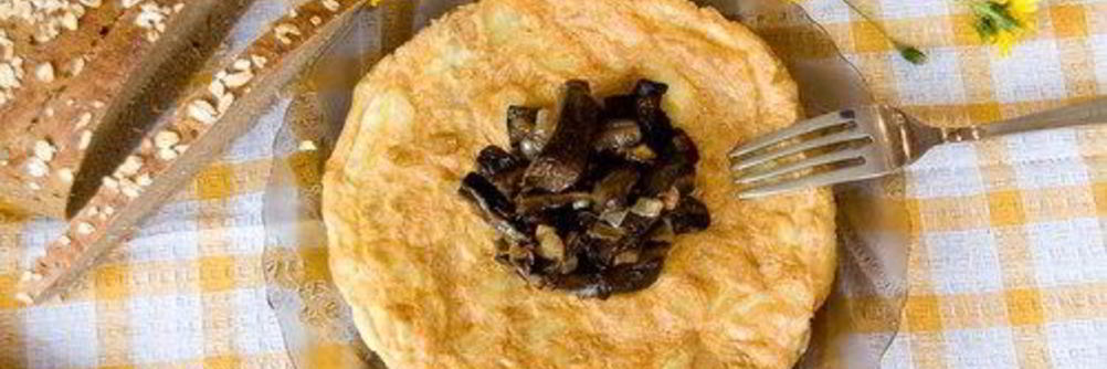 Омлет с грибами, луком и зеленью