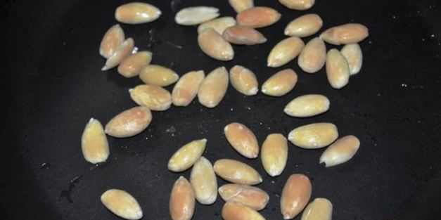 омлет с инжиром, фетой и миндалем