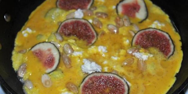 омлет с инжиром, фетой и миндалем