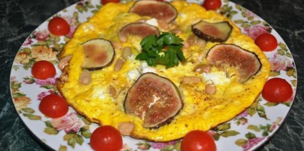 омлет с инжиром, фетой и миндалем