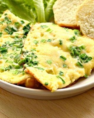 Омлет с картофелем, сыром и свежей зеленью