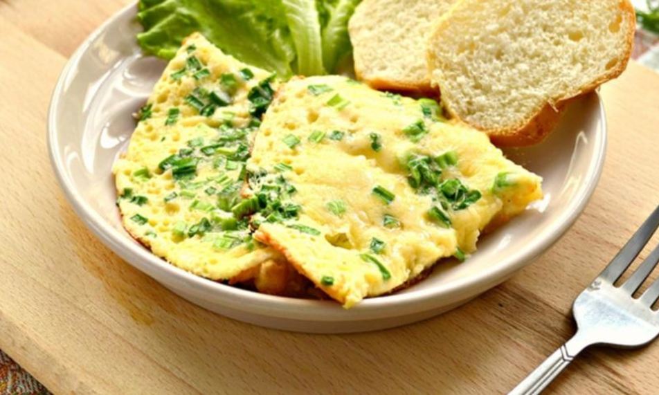 Рецепт омлет с картофелем, сыром и свежей зеленью