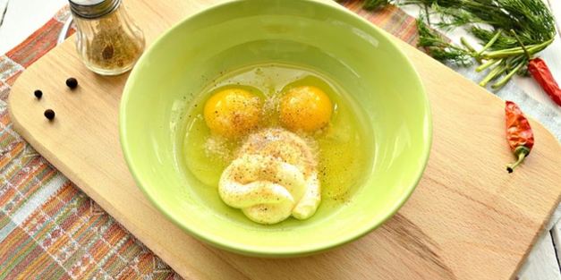 омлет с картофелем, сыром и свежей зеленью