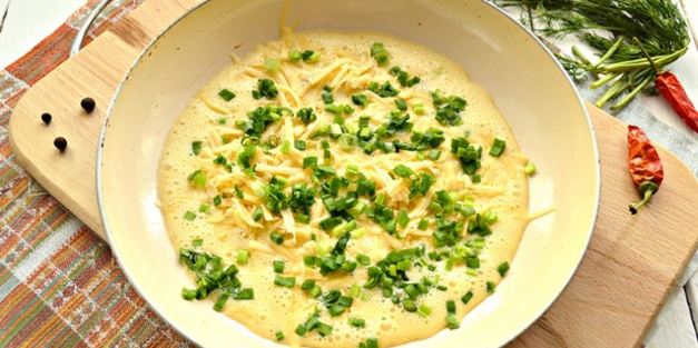 омлет с картофелем, сыром и свежей зеленью