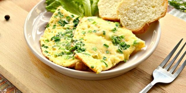 омлет с картофелем, сыром и свежей зеленью