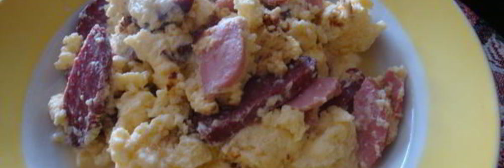 Омлет с колбасой и сыром