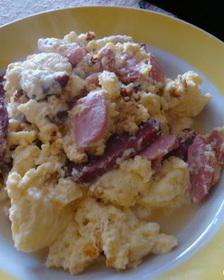 Омлет с колбасой и сыром