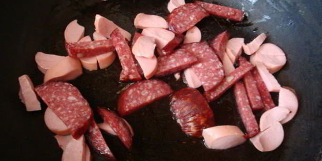 омлет с колбасой и сыром