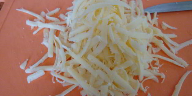 омлет с колбасой и сыром